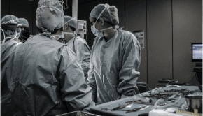 surgeons-analyzing-situation